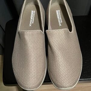 Women’s Sketchers Goga Max